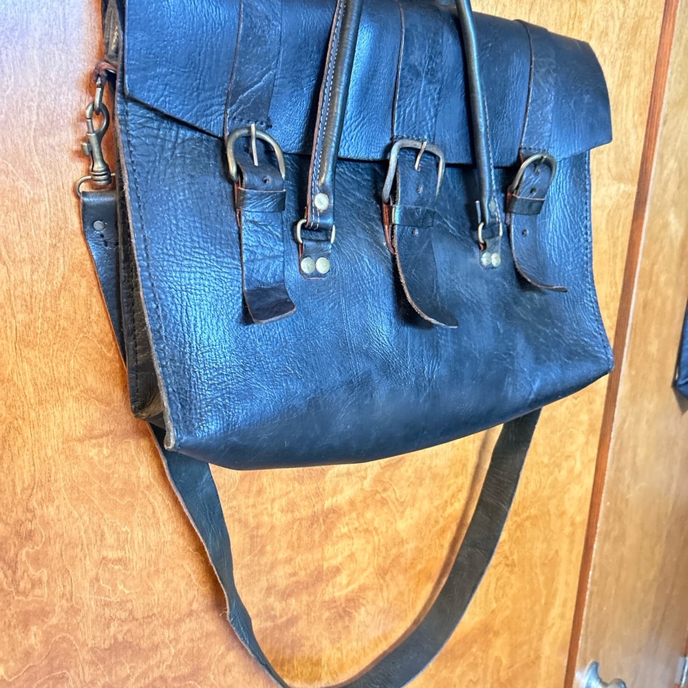 Big Black Leather Satchel Messenger Bag with Buckle Straps & Long Shoulder Strap - Picture 2 of 9